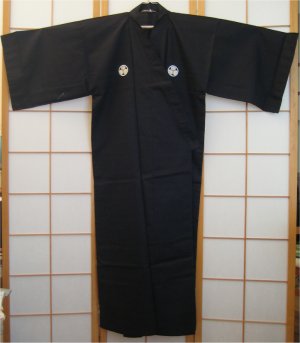Kimono Kuromon-tsuki (noir, haut. 140cm)
